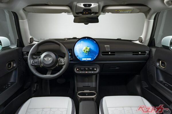 ミニ クーパーSの運転席。丸く大きなディスプレイが個性的