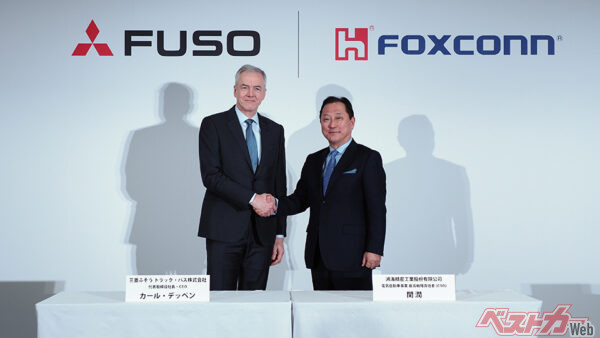 2026年1月の三菱ふそうと鴻海のバス事業提携会見。鴻海代表は元日産執行役の関潤氏