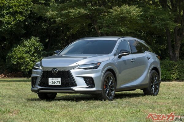 現行のレクサスRXは2022年にフルモデルチェンジ。RXで初となるプライグインハイブリッド車であることやガソリン車の方は、V6が廃止され直4となった