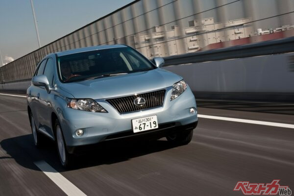 先代は2015年に登場し、2019年にマイナーチェンジ。写真は後期型
