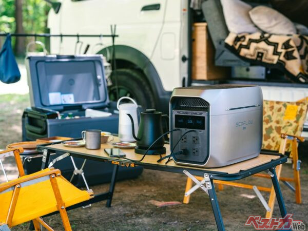 ポータブル冷蔵庫や電子ケトルなどもキャンプで使用可能。写真にはないが電子レンジや炊飯器だって使えるのだ