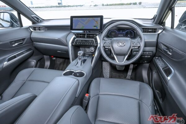ハリアーの内装と運転席。室内イルミネーションなども充実している