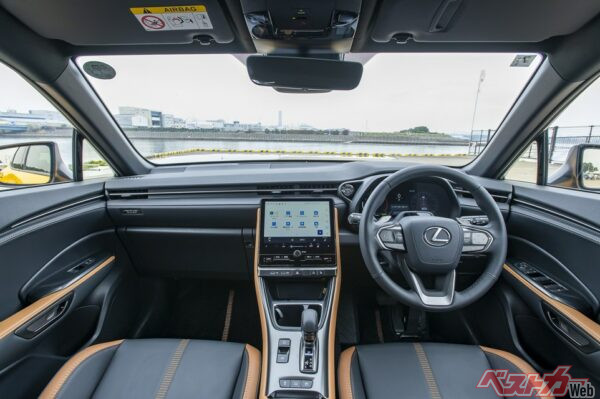 LBXの内装および運転席、コンパクトでありながらレクサスブランドらしい高級さもめざしたLBXをまさに体現する質感だ