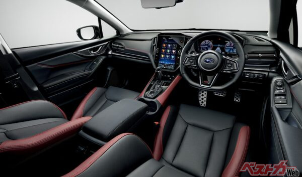 STI Sport EXの運転席まわり。STI Sport EXは、フロアコンソールリッドがブラックへと変更になった