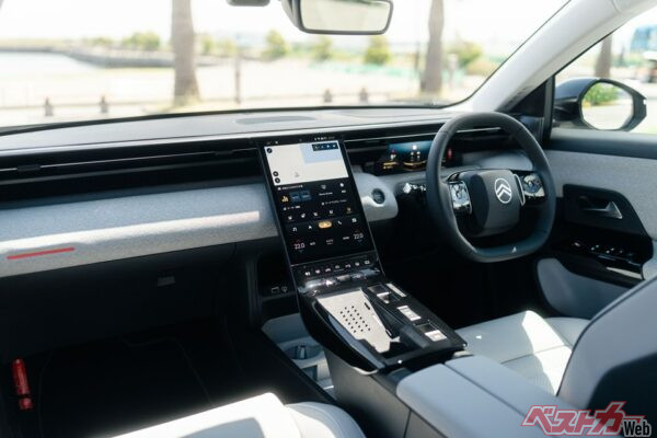 洗練された内装デザインはさすがフランス車。装備もかなり充実している