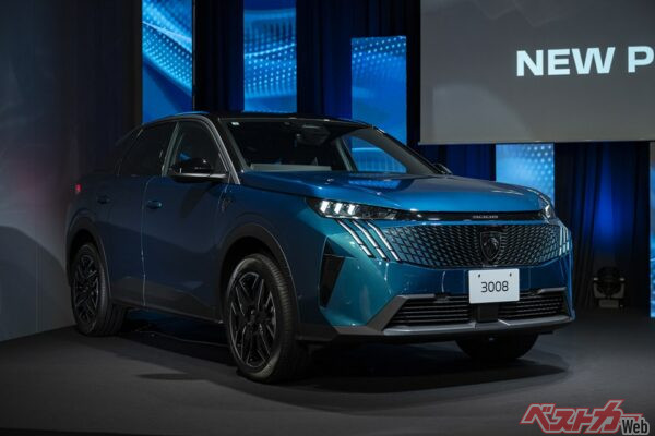 2025年に登場した3008。前からみたらあまりデザイン差はないように見えるが、リアの形状差は大きい