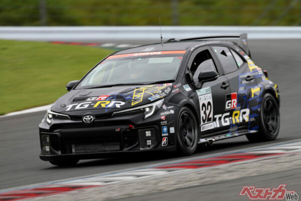 スーパー耐久富士24時間レースを走るゼッケン32、GRカローラ。水素エンジンを搭載し、モリゾウがステアリングを握る