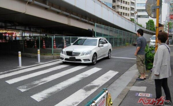 歩行者が横断歩道を渡ろうとしていたら当然、クルマ側が停止して譲らねばならないということは全ドライバーの鉄則であるのは言うまでもない