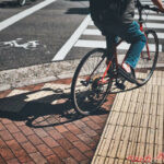 横断歩道で自転車にまたがる人が待っていたら譲るべき？　走る自転車は？　降りて押すと歩行者扱い？　いったいクルマの運転手はどうすればいいの？