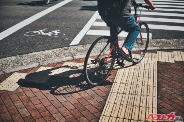 横断歩道で自転車にまたがる人が待っていたら譲るべき？　走る自転車は？　降りて押すと歩行者扱い？　いったいクルマの運転手はどうすればいいの？