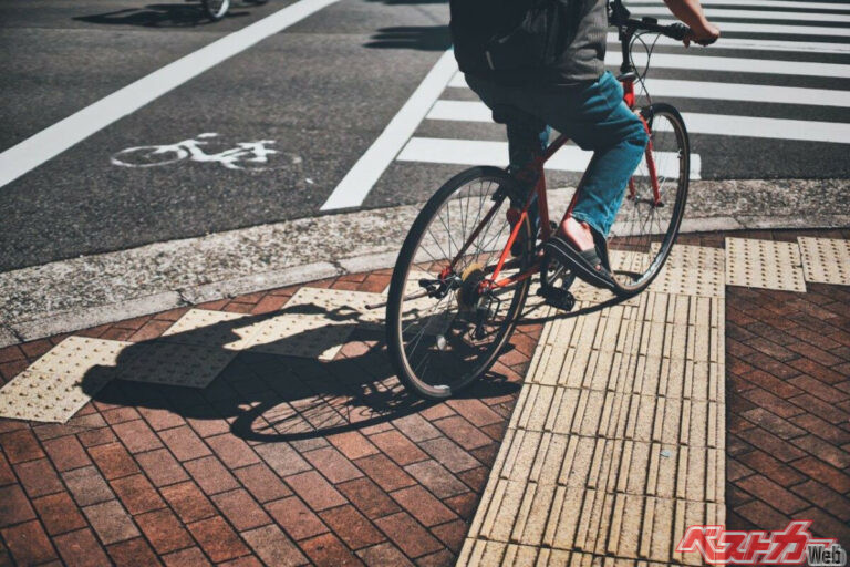 横断歩道で自転車にまたがる人が待っていたら譲るべき？　走る自転車は？　降りて押すと歩行者扱い？　いったいクルマの運転手はどうすればいいの？