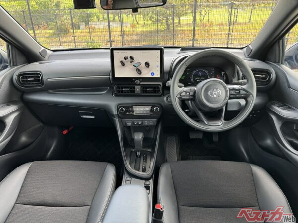 ヤリスの運転席。コンパクトカーとして必要十分な質感・装備だ