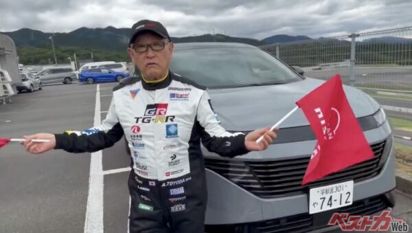 スタッフに「これはなんのクルマですか？」と聞かれ「え、日産でしょ？」と”何か問題あるの？”という表情のモリゾウさん。まったく問題ないです!!