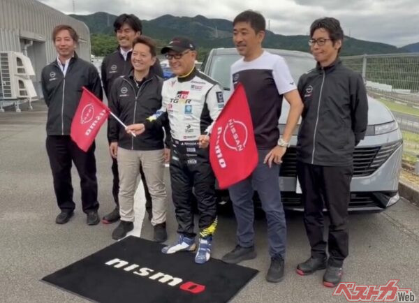 最後は日産関係者と記念写真。それにしても日産の皆さんにもこのサービスは嬉しいだろうなぁ