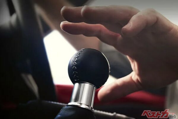 もう一度マニュアル車に戻りたい！　ボケ防止にもなる人生最後のクルマ!!　おじさんにおススメの気軽に乗れるMT車!!!