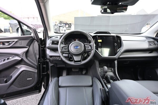 富士スピードウェイにてアセントの実車が展示、内装も記者に公開された。左ハンドルでディスプレイモニターがでかい。アイサイトXが搭載されるっぽい。導入が楽しみ