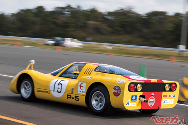 ダイハツ P-5(1967年)。ダイハツの集大成のP-5は1968年の日本グランプリに4台が投入され、3台がトラブルで続々と脱落するなか、残る1台がクラス優勝