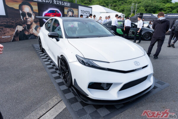 GR組が製作したチューンドカムリは、トヨタ初の7気筒エンジン搭載。なんと3気筒エンジンと4気筒エンジンを合計2基搭載して合計700馬力を発生するという。むちゃくちゃだ……と思ったら、「今秋までに実走できるまで仕上げて、モリゾウがこれでドーナツターンします」と発表。大人の無茶は見ていて楽しい