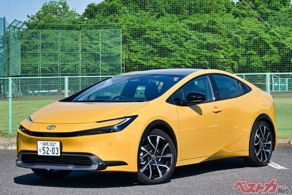 トヨタ プリウス（276万9800～407万700円）。低燃費に加え、デザイン性と走りを高めたトヨタの元祖ハイブリッドカー