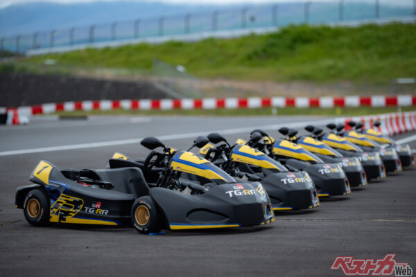 富士スピードウェイのカートコースにずらりと並んだ新型の「GR KART」。カラーリングはスーパー耐久に参戦するルーキーレーシングのGRカローラを模したもので「ゼッケン32」(モリゾウの車両)もあった