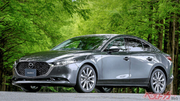 代打候補のマツダ MAZDA3 セダン（272万300円〜294万6900円）。納期……1～2カ月　代打満足度：95点　このクラスでこんなにスタイリッシュなセダンは貴重。スカイアクティブ技術を駆使したディーゼルが選べるのもポイント