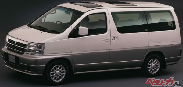 「乗用車感覚の大型ミニバン」というコンセプトで登場した初代エルグランド