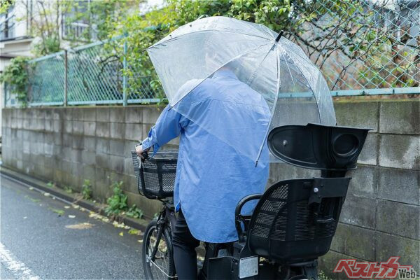 片手運転になる傘さし運転は危険度が増す(polkadot@Adobestock)