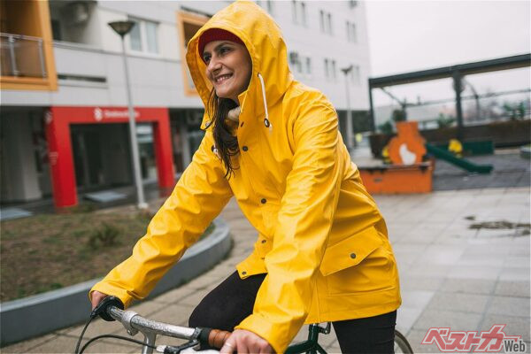 雨の日の自転車利用にはレインジャケットやポンチョ着用をおすすめする(yossarian6@Adobestock)