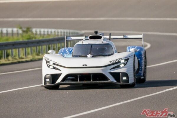 TR LH2レーシング・プロトタイプのデモ走行は、ル・マンはもちろんF1にも乗った中嶋一貴副会長だ。
