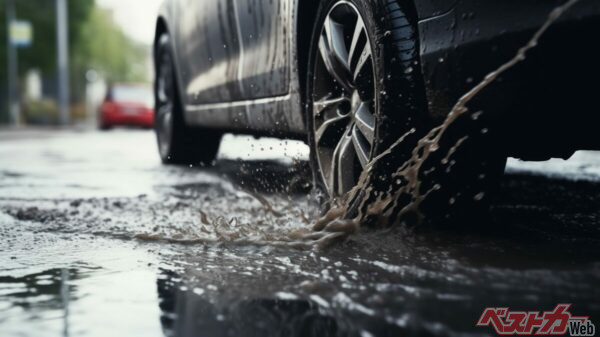 タイヤはクルマで唯一、路面と接している部品。雨の季節を前に、一度状態を確認しておきたい（PHOTO：Adobe Stock_Nature & Tech）