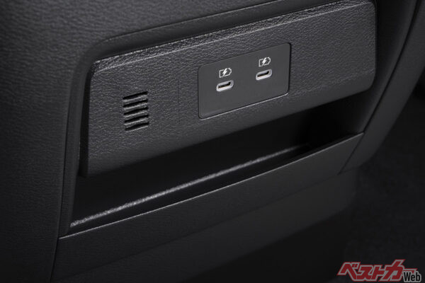 USBポートは、インパネ(運転席前)、前席シートバック裏、サードシート横の計5〜6箇所に設けられている
