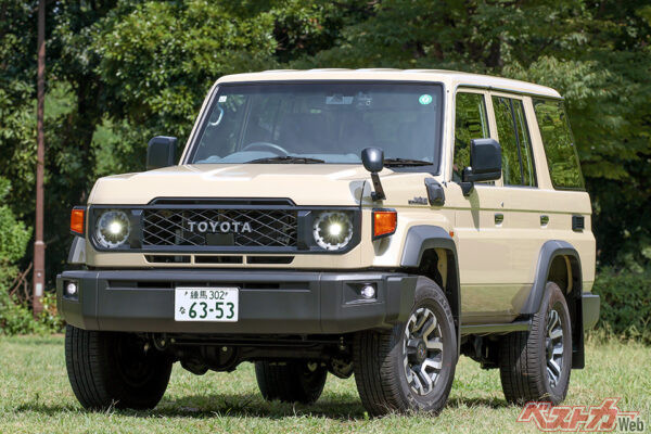 トヨタ ランドクルーザー70。不変の無骨さと圧倒的耐久性が特徴。「生きて帰れる」信頼性と、世界的な需要に伴う資産価値の高さが人気に繋がっている