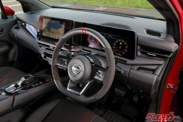 NISMOの名を冠すだけあって、運転席もやる気にさせてくれるデザインだ