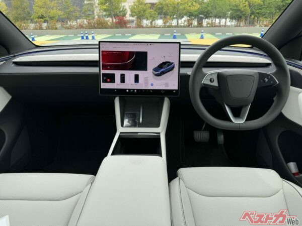 モデルYLのコクピット。15.4インチのタッチ式ディスプレイで主な操作を行う