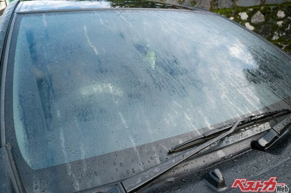 日本の湿気と熱さのコンボは熱帯地方出身の人でも「不快」に感じるほど。フロントガラスがこうなるのも無理はない（Herman@Adobe Stock）