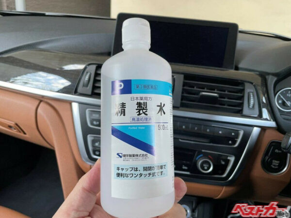 曇り止めの第一歩は窓内側のクリーニングから。不純物が入っていない精製水で拭くといい。100円台と安価