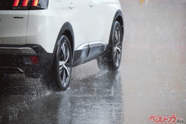 雨の日の制動力や旋回性能を維持するため、夏タイヤの残り溝や性能を点検し、ウェットグリップ性能の高いタイヤを選びたい（Kepler@Adobe Stock）