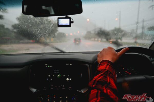 梅雨時期に発生しやすい内窓の曇りは、アルコールとマイクロファイバークロスでガラスを清掃することで大幅に抑えられる(jes2uphoto@Adobe Stock)