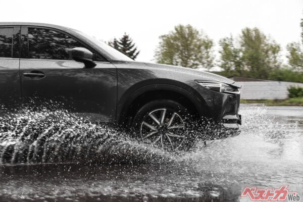 梅雨シーズン到来!! フロントガラスもタイヤも今すぐ確認したい！ 雨の日ドライブを快適にする方法とは