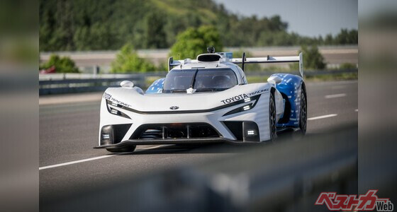 ル・マンの舞台でデモランを行い液体水素エンジンの可能性をアピールするトヨタのハイパーカー