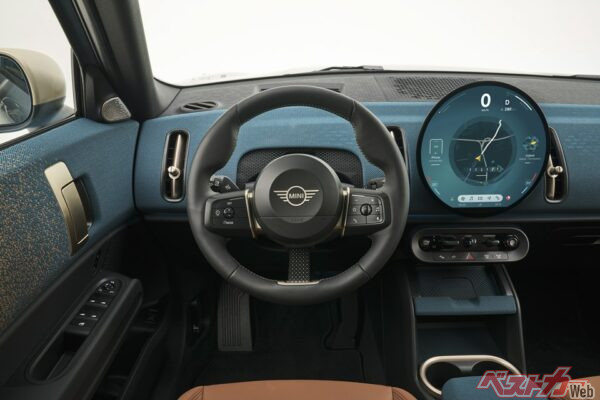 ミニ カントリーマンの運転席。装備の充実度はもちろん、丸型ディスプレイをはじめとした遊び心もばっちし