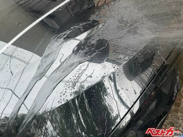 梅雨の時期は、親水タイプのガラス系コーティング剤がよい。コロコロと水を弾く撥水タイプと違い、水玉ができす、水が写真のようにまとまって流れ落ちるからだ
