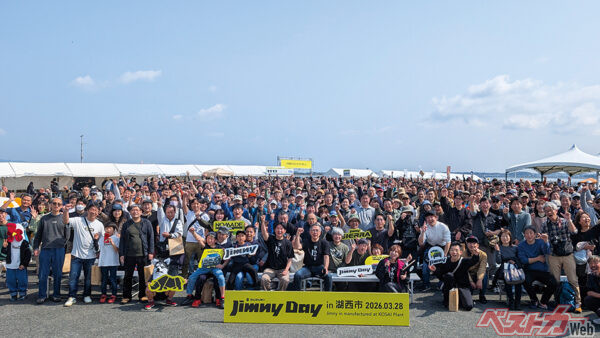 スズキが公式に主催する初めての四輪車ファンイベント「ジムニーデイ」につめかけた約1000台のジムニーとそのユーザーのみなさん。全国津々浦々から集まった