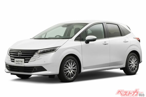 通常のノートと比べると、フロントデザインやホイールの違いから、引き締まった印象を受けるノート オーテックライン
