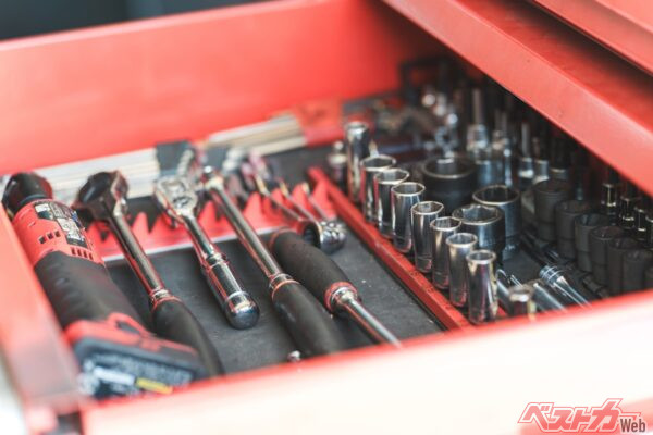 認証整備工場は一般的な整備や修理ができるが、車検の最終検査は運輸支局へ持ち込む必要がある(buritora@Adobe Stock)
