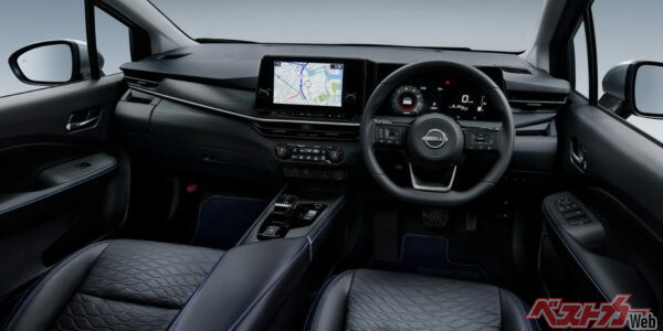 運転席まわりはノートと大きな違いはないが、オーテック クロスオーバーはブルーステッチの入った専用のブラック本革巻ステアリングとなる