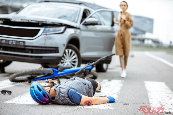 自転車事故では相手への賠償だけでなく、自分自身のケガによる収入減少や生活への影響にも備えることが重要だ（rh2010@Adobe Stock）