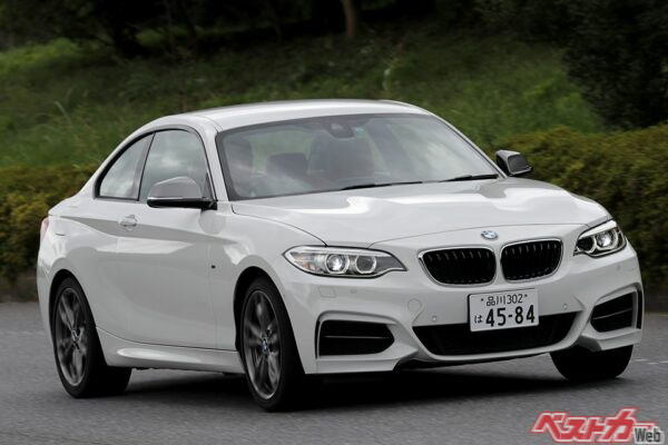 BMW M235iクーペ（F22型）は3L直6ターボを搭載し、6速MTと8速ATを用意
