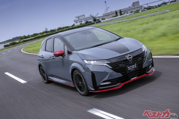 NISMOらしい赤がミラーやリップに入り、一目で「このクルマは走る」とわからせてくる