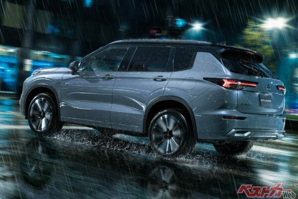 アウトランダーPHEVには三菱自慢の車両運動統合制御システム「S-AWC」が搭載され、雨や雪、悪路での走行を支えてくれる